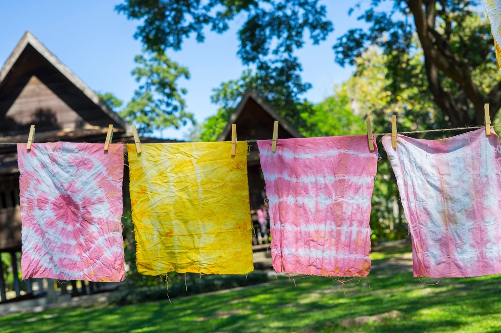 Farbowanie tkanin naturalnymi barwnikami to świetna zabawa 