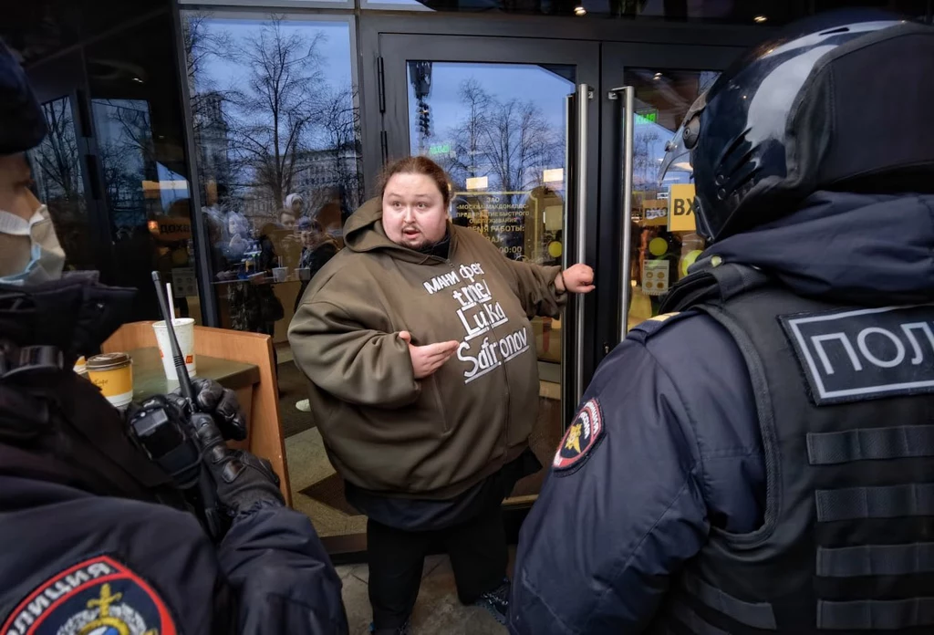 Luka Safronow przypiął się do drzwi McDonald's