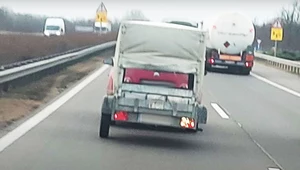 Jechał 110 km/h po autostradzie z przyczepką na jednym kole. Mamy wideo