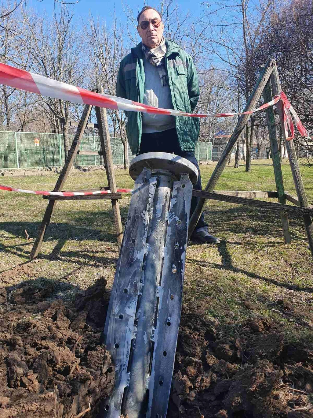 Co kilka dni na terenie ogrodu zoologicznego w Mikołajowie znajdowane są rosyjskie pociski. W tle dyrektor zoo Wołodymyr Topczij 