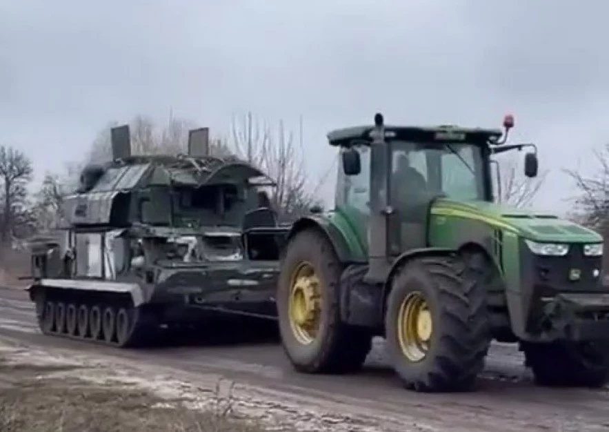 Ukraiński traktor holujący rosyjski pojazd wojskowy Ukraiński traktor holujący rosyjski pojazd wojskowy