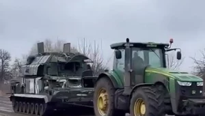 Ukraiński traktor holujący rosyjski pojazd wojskowy
