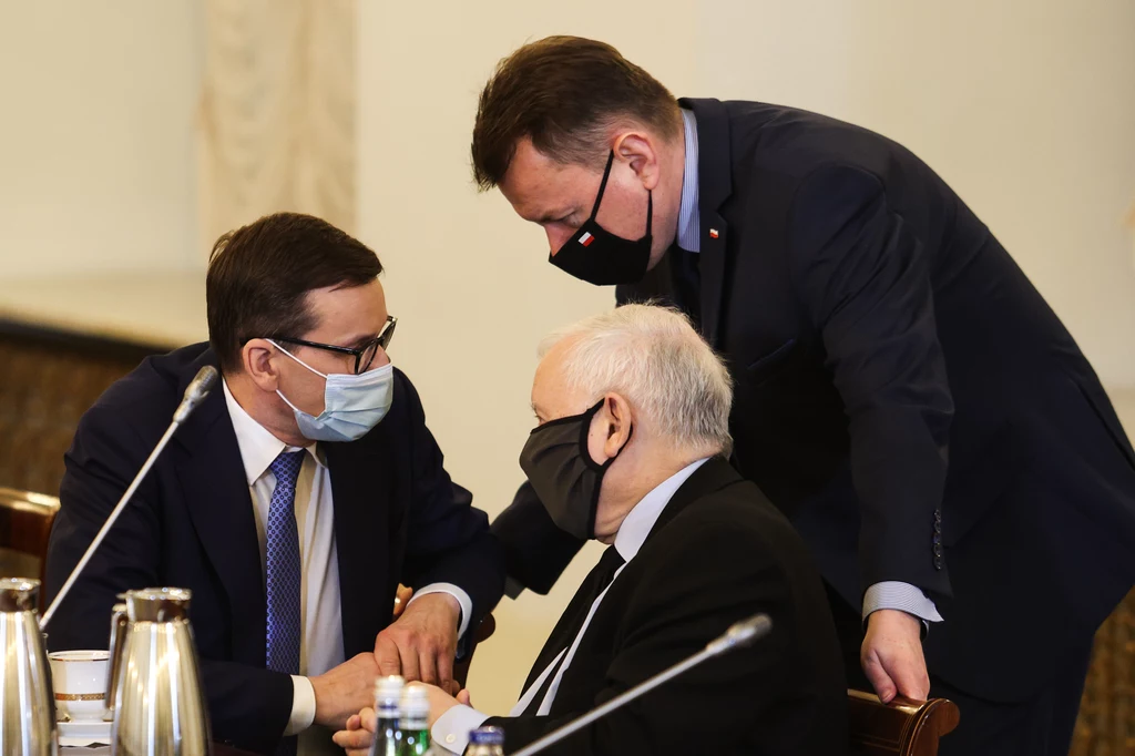 Mateusz Morawiecki, Jarosław Kaczyński i Mariusz Błaszczak podczas posiedzenia Rady Bezpieczeństwa Narodowego Mateusz Morawiecki, Jarosław Kaczyński i Mariusz Błaszczak podczas posiedzenia Rady Bezpieczeństwa Narodowego