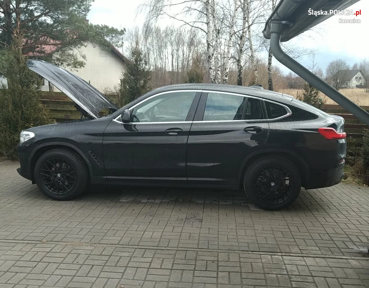 Czarne BMW X4 zostało skradzione we Włoszech na początku lutego. Teraz odnalazło się na terenie prywatnej posesji