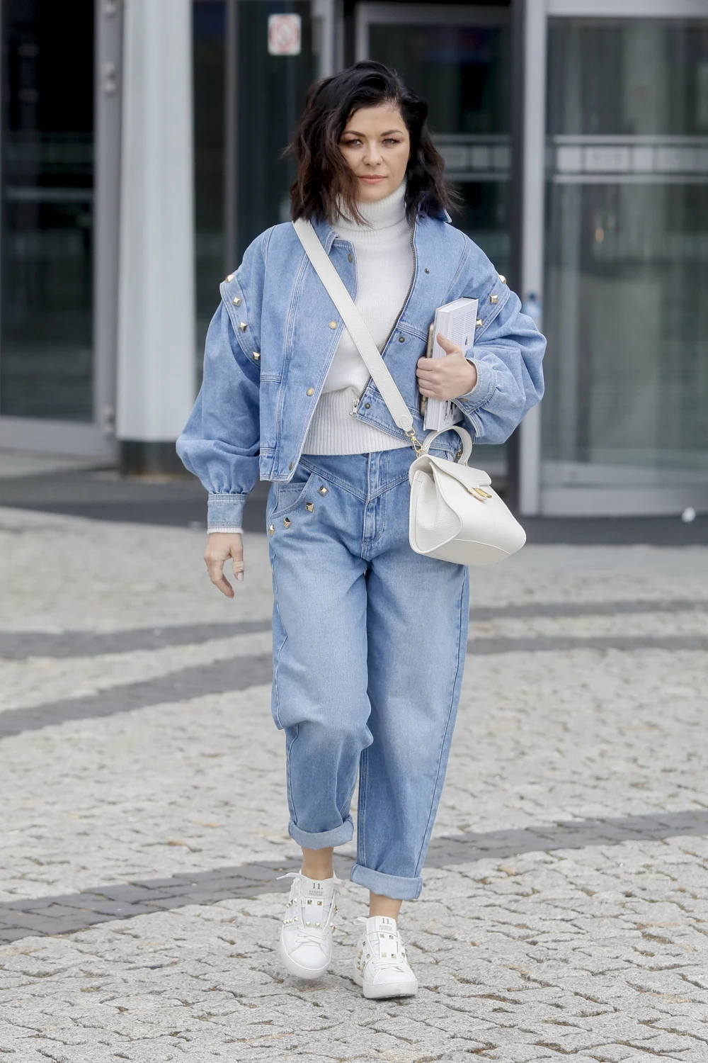 Kasia Cichopek wychodzi ze studia "Pytanie na śniadanie"