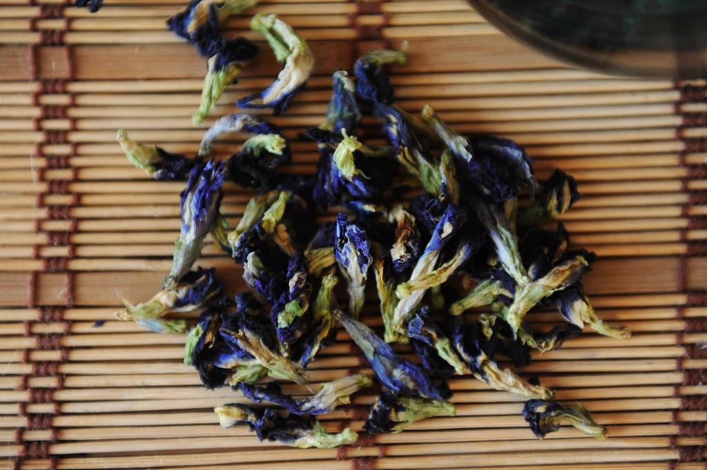 Suszone kwiaty klitorii ternateńskiej, z których parzy się niebieską herbatę