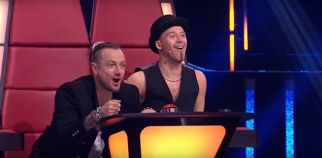 Tomson i Baron po odwróceniu fotela podczsa występu Laury Milczarek w "The Voice Kids"