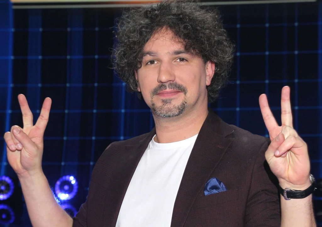 Mariusz Kałamaga to jedna z najbarwniejszych postaci polskiej sceny kabaretowej Mariusz Kałamaga to jedna z najbarwniejszych postaci polskiej sceny kabaretowej