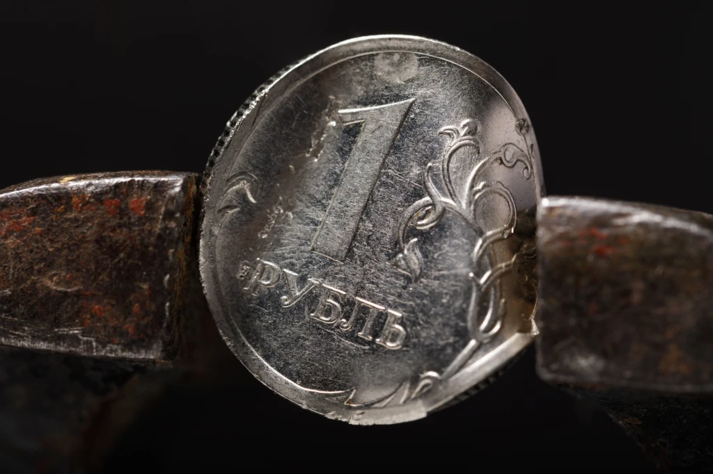 Spadek kursu rubla wpływa na zmniejszenie deficytu budżetowego w Rosji