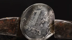 Spadek kursu rubla wpływa na zmniejszenie deficytu budżetowego w Rosji