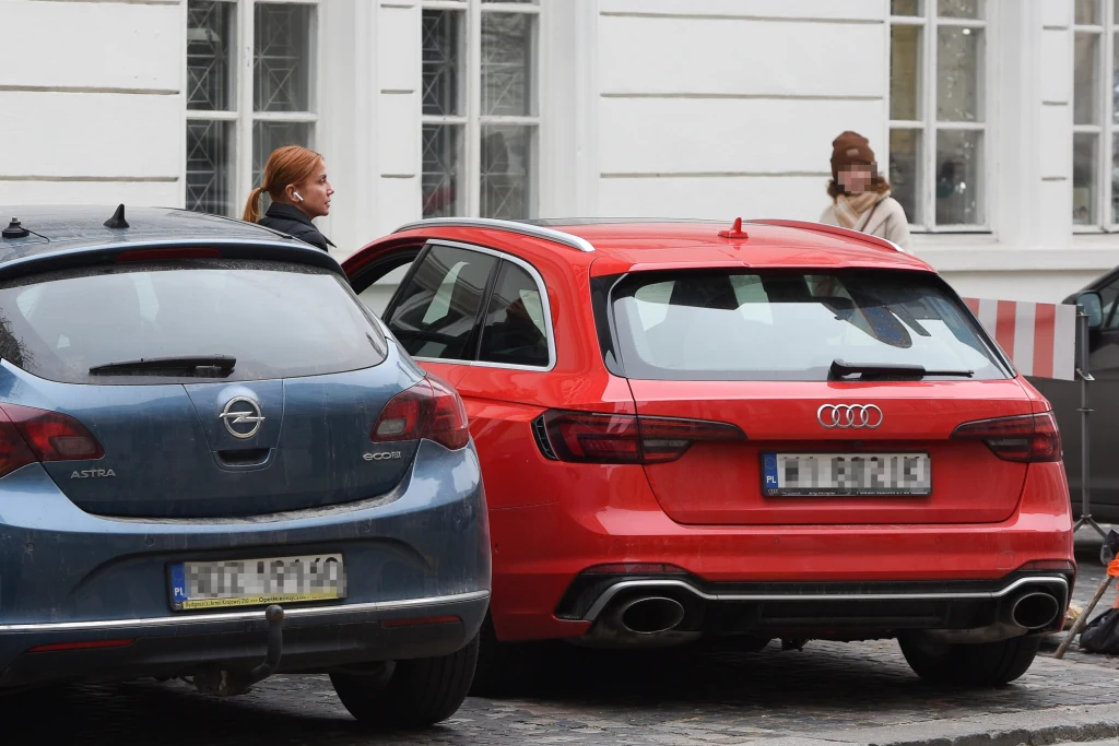 Kasia Zielińska zaparkowała na przejściu dla pieszych i poszła na kawusię Kasia Zielińska zaparkowała na przejściu dla pieszych i poszła na kawusię