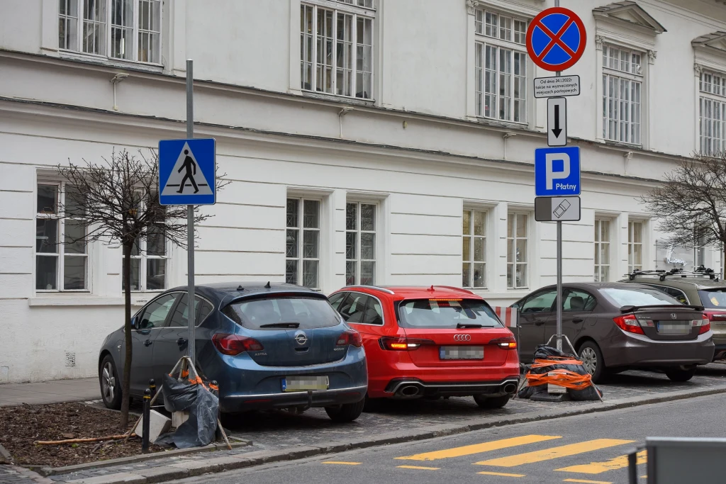 Kasia Zielińska zaparkowała na przejściu dla pieszych i poszła na kawusię Kasia Zielińska zaparkowała na przejściu dla pieszych i poszła na kawusię