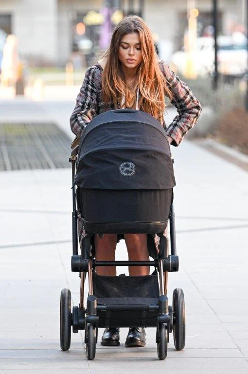 Joanna Opozda na pierwszym spacerze z synem Vincentem Joanna Opozda na pierwszym spacerze z synem Vincentem