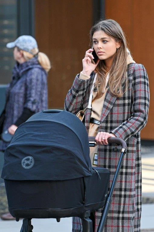 Joanna Opozda na pierwszym spacerze z synem Vincentem Joanna Opozda na pierwszym spacerze z synem Vincentem