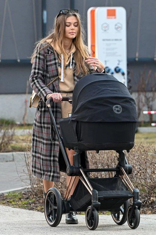 Joanna Opozda na pierwszym spacerze z synem Vincentem Joanna Opozda na pierwszym spacerze z synem Vincentem