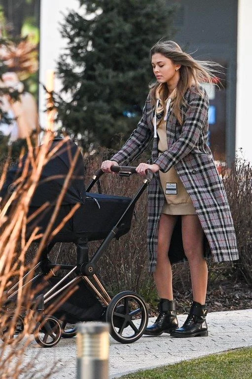 Joanna Opozda na pierwszym spacerze z synem Vincentem Joanna Opozda na pierwszym spacerze z synem Vincentem