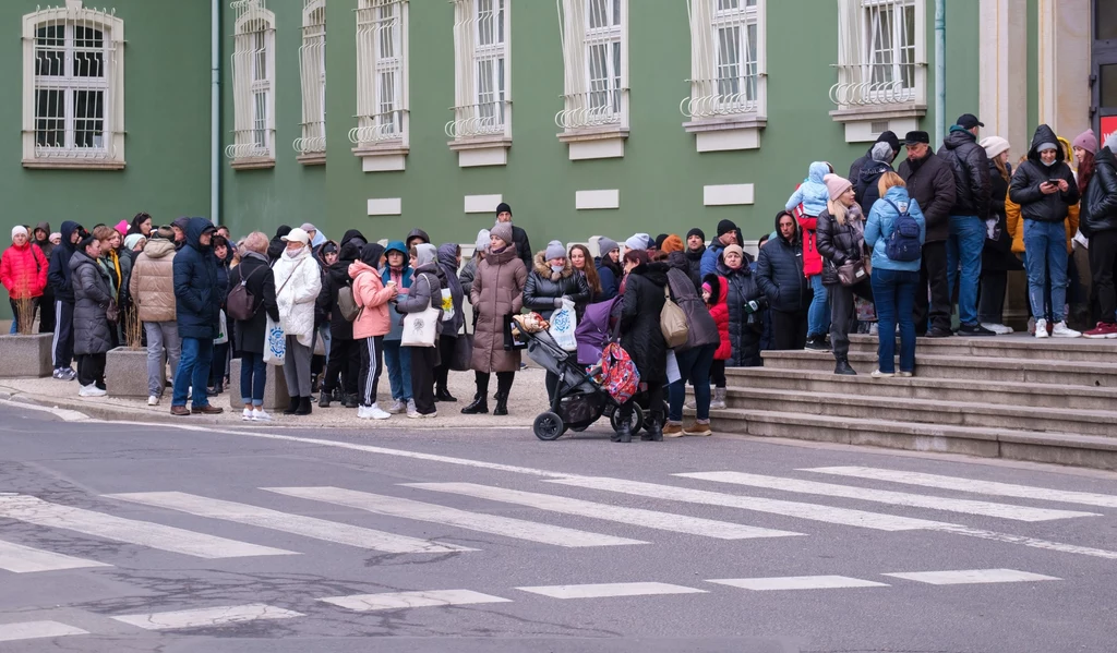 Ogromna kolejka uchodźców z Ukrainy przed Urzędem Miasta w Szczecinie