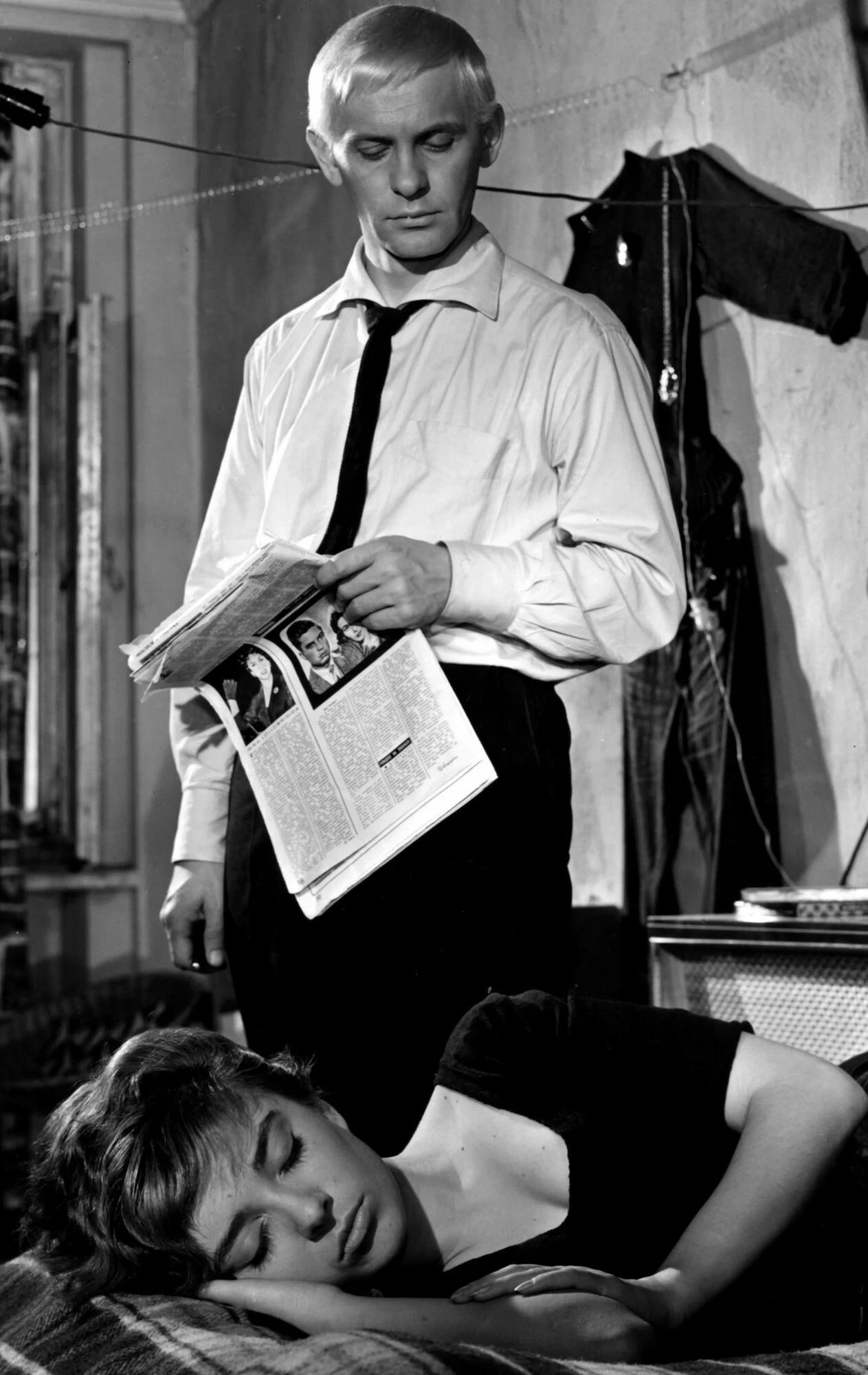 Krystyna Stypułkowska i Tadeusz Łomnicki w filmie "Niewinni czarodzieje" (1960)