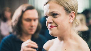 Anna Dzieduszycka, bohaterka filmu "Sukienka", przymierza oscarową kreację, fot. Olek Leydo