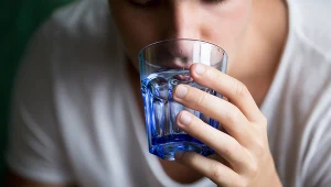 Gdy dopadnie kac, zjedz na śniadanie i obiad. Uciążliwe objawy szybko miną