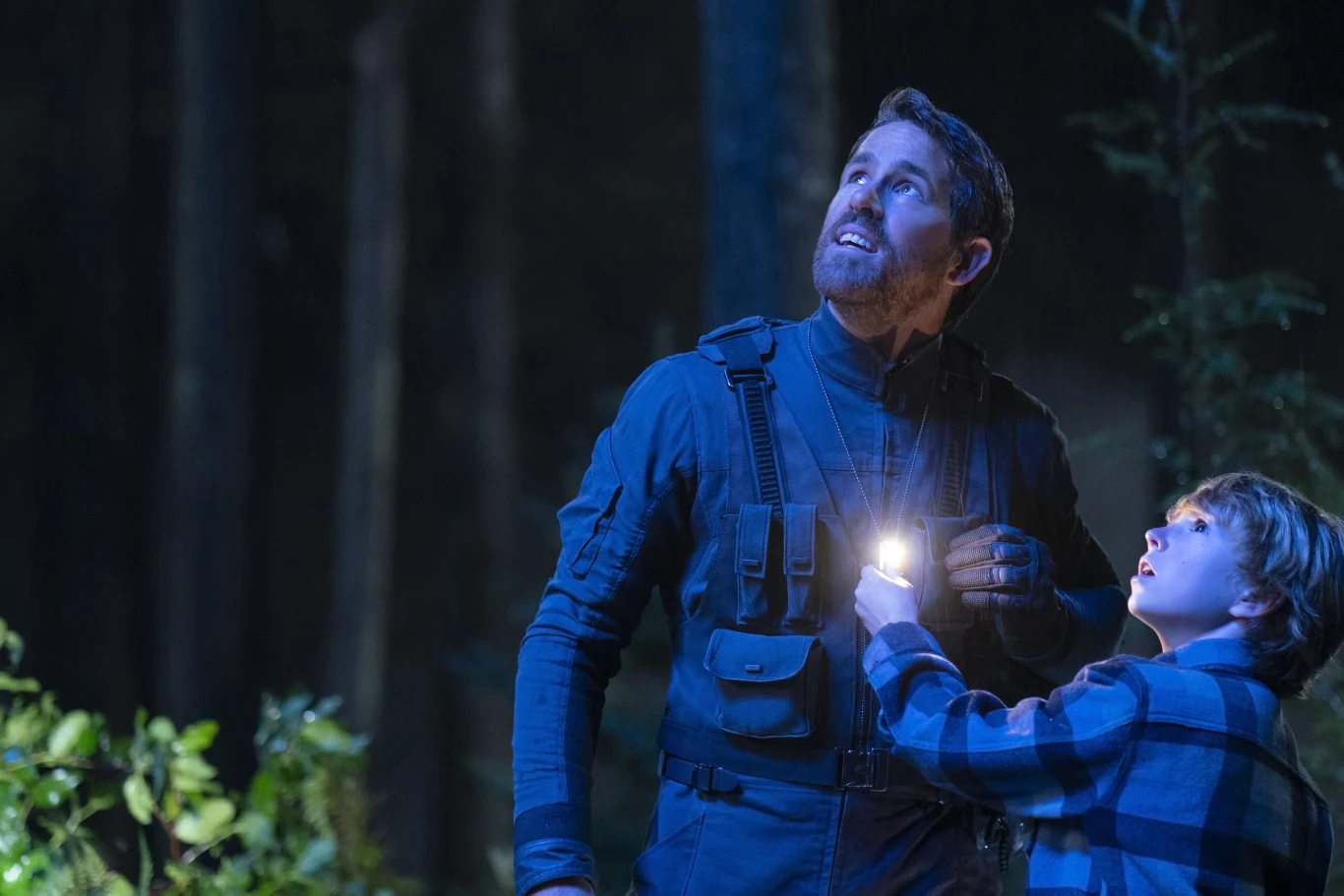 Walker Scobell i Ryan Reynolds w filmie "Projekt Adam"