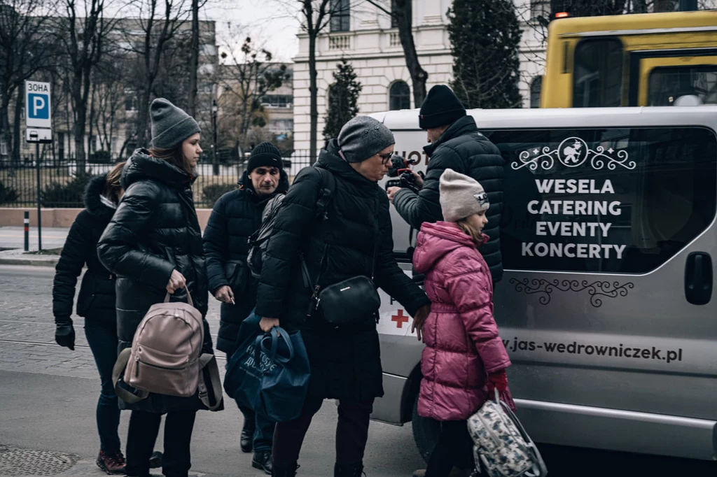 Ewakuowani Ukraińcy wsiadają do busa pani Justyny Ewakuowani Ukraińcy wsiadają do busa pani Justyny