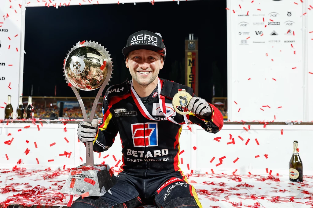 Artiom Łaguta na podium mistrzostw Polski Artiom Łaguta na podium mistrzostw Polski