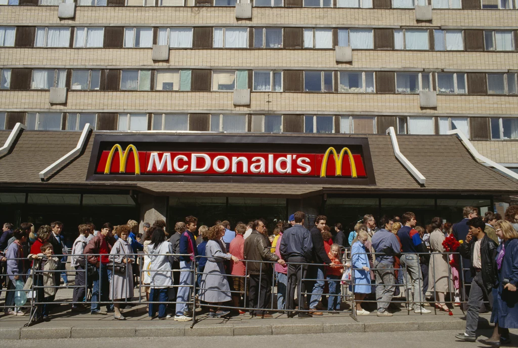 Po decyzji McDonald's o zamknięciu swoich lokali w Rosji, pod restauracjami ustawiły się tłumy. Podobną sytuację obserwowano podczas otwierania pierwszych restauracji przed 30 laty