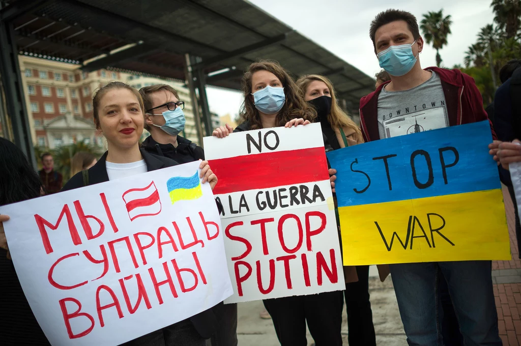 Costa del Sol zamieszkuje także wielu Ukraińców. Na zdjęciu: protest antywojenny w Maladze