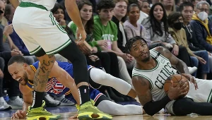 NBA. Marcus Smart doprowadził swoim faulem do urazu Stephena Curry'ego