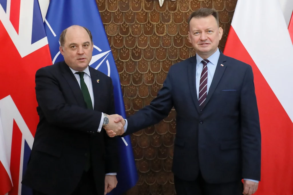 Minister obrony narodowej Mariusz Błaszczak podczas powitania sekretarza obrony Wielkiej Brytanii Bena Wallace'a w siedzibie resortu w Warszawie Minister obrony narodowej Mariusz Błaszczak podczas powitania sekretarza obrony Wielkiej Brytanii Bena Wallace'a w siedzibie resortu w Warszawie