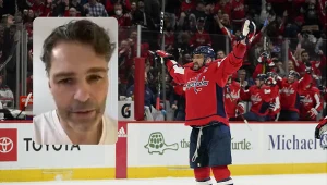 Aleksandr Owieczkin po strzeleniu 767 bramki w NHL. W ramce Jaromir Jagr