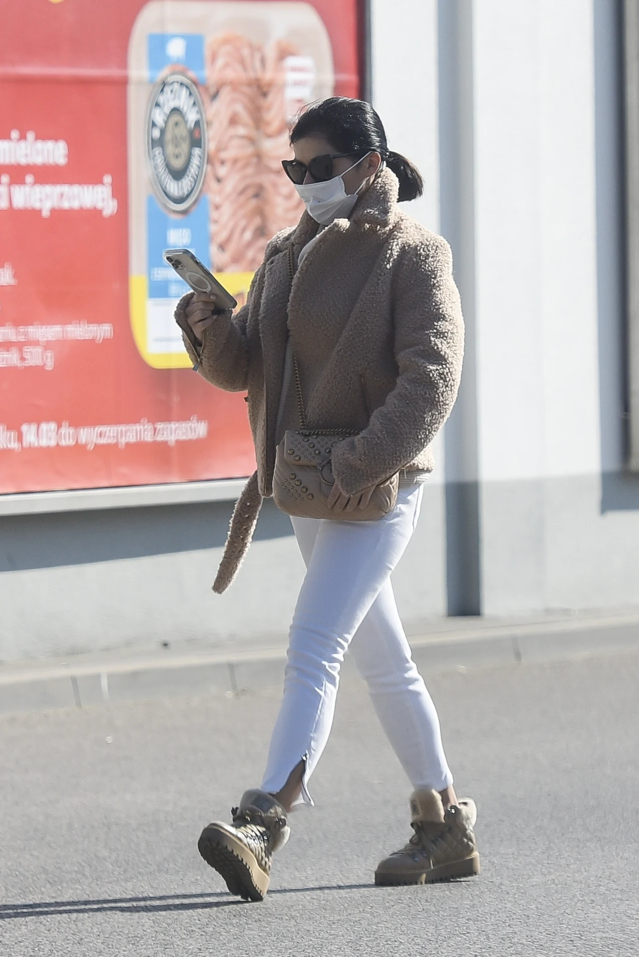 Kasia Cichopek sprawdza wiadomości w telefonie