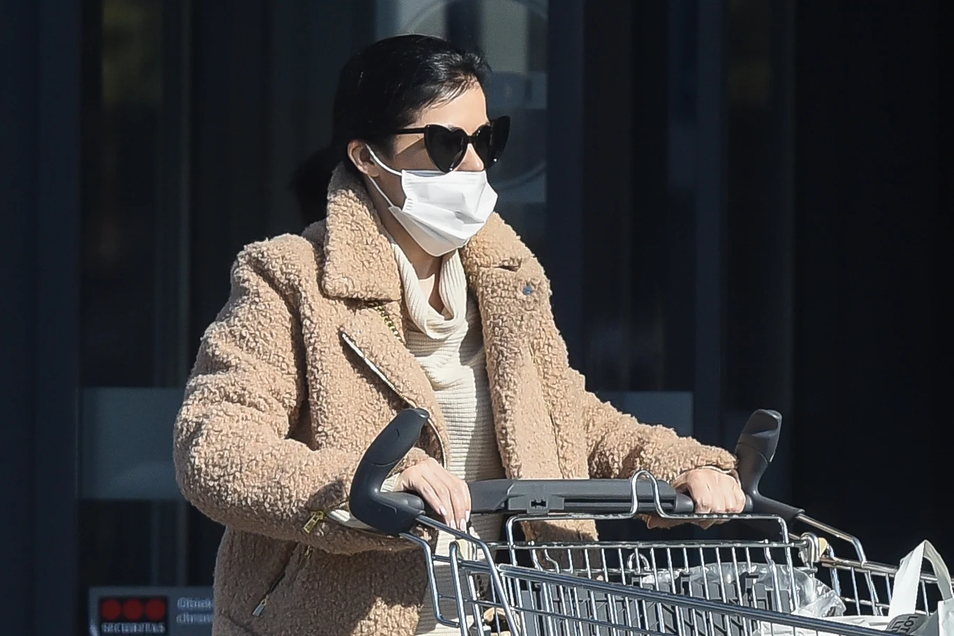 Kasia Cichopek w okularach w serduszka na zakupach