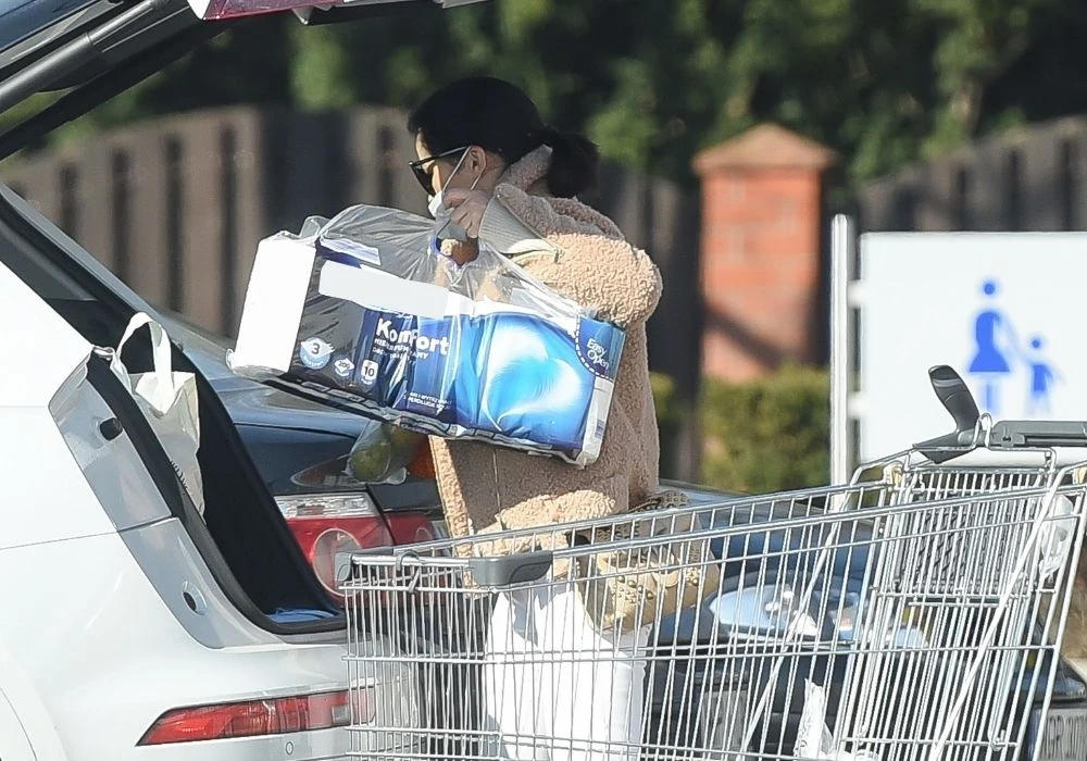 Kasia Cichopek wypakowuje papier toaletowy na parkingu