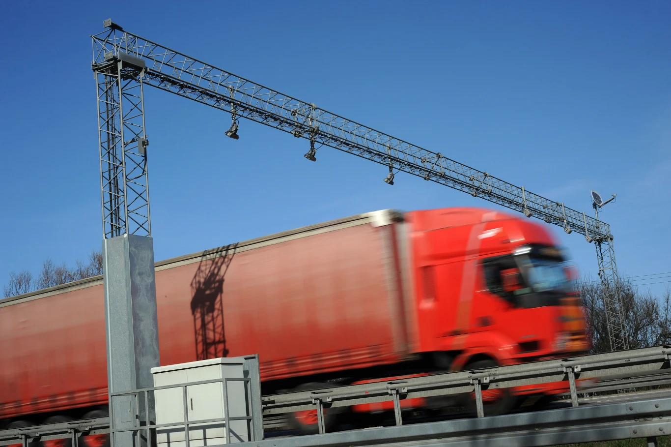 Dzięki danym z elektronicznych systemu poboru opłat viaTOLL/e-TOLL można ustalić faktyczną liczbę ciężarówek i zestawów należących do rosyjskich czy białoruskich firm poruszających się po polskich drogach (zdjęcie ilustracyjne) Dzięki danym z elektronicznych systemu poboru opłat viaTOLL/e-TOLL można ustalić faktyczną liczbę ciężarówek i zestawów należących do rosyjskich czy białoruskich firm poruszających się po polskich drogach (zdjęcie ilustracyjne)