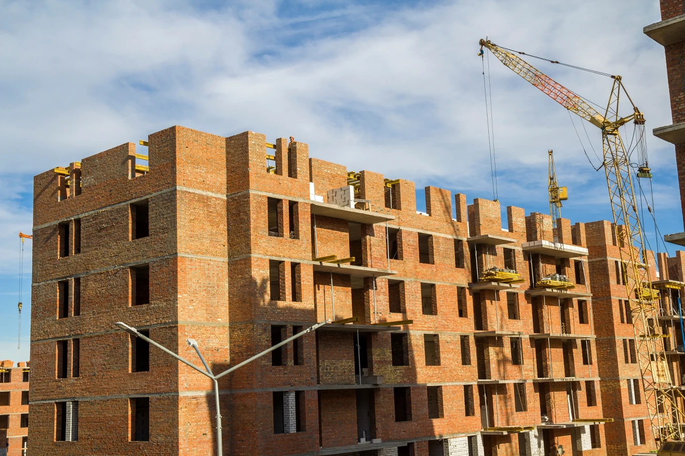 Podaż lokali w centrach miast najpewniej się zmniejszy, bo deweloperzy będą zmuszeni do budowania mieszkań na tzw. przestrzał, a więc o dużo większym metrażu Podaż lokali w centrach miast najpewniej się zmniejszy, bo deweloperzy będą zmuszeni do budowania mieszkań na tzw. przestrzał, a więc o dużo większym metrażu