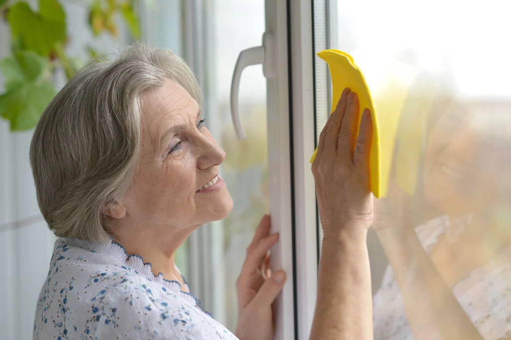 Wiosenne mycie okien może nie jest najprzyjemniejsze, ale pozwoli doświetlić pomieszczenia