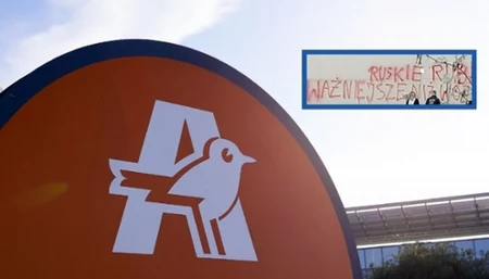 Oszpecony budynek sklepu.