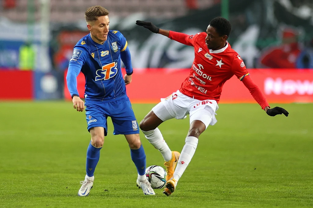 Momo Cisse (z prawej) w starciu z Joelem Pereirą z Lecha Poznań Momo Cisse (z prawej) w starciu z Joelem Pereirą z Lecha Poznań