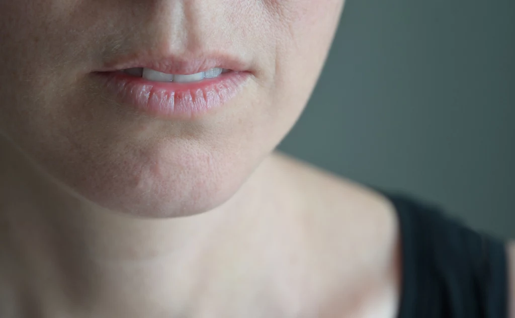 Proces gojenia spierzchniętych i popękanych ust może przyspieszyć m.in. plasterek świeżego ogórka