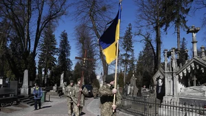 Żołnierze niosą ukraińską flagę narodową podczas uroczystości pogrzebowej