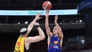 Koszykarz Trefla Sopot Josh Sharma (z lewej) i Frey Drechsel z Argedu BM Slamu Stali Ostrów Wkp
