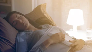 Spanie przy włączonej lampce lub telewizorze to błąd