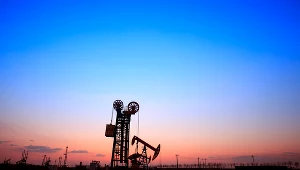 Wzrosty cen ropy nabrały tempa po tym, jak w czwartek Kreml wskazał, że doniesienia o znaczących postępach w negocjacjach pokojowych Rosji z Ukrainą są "błędne"