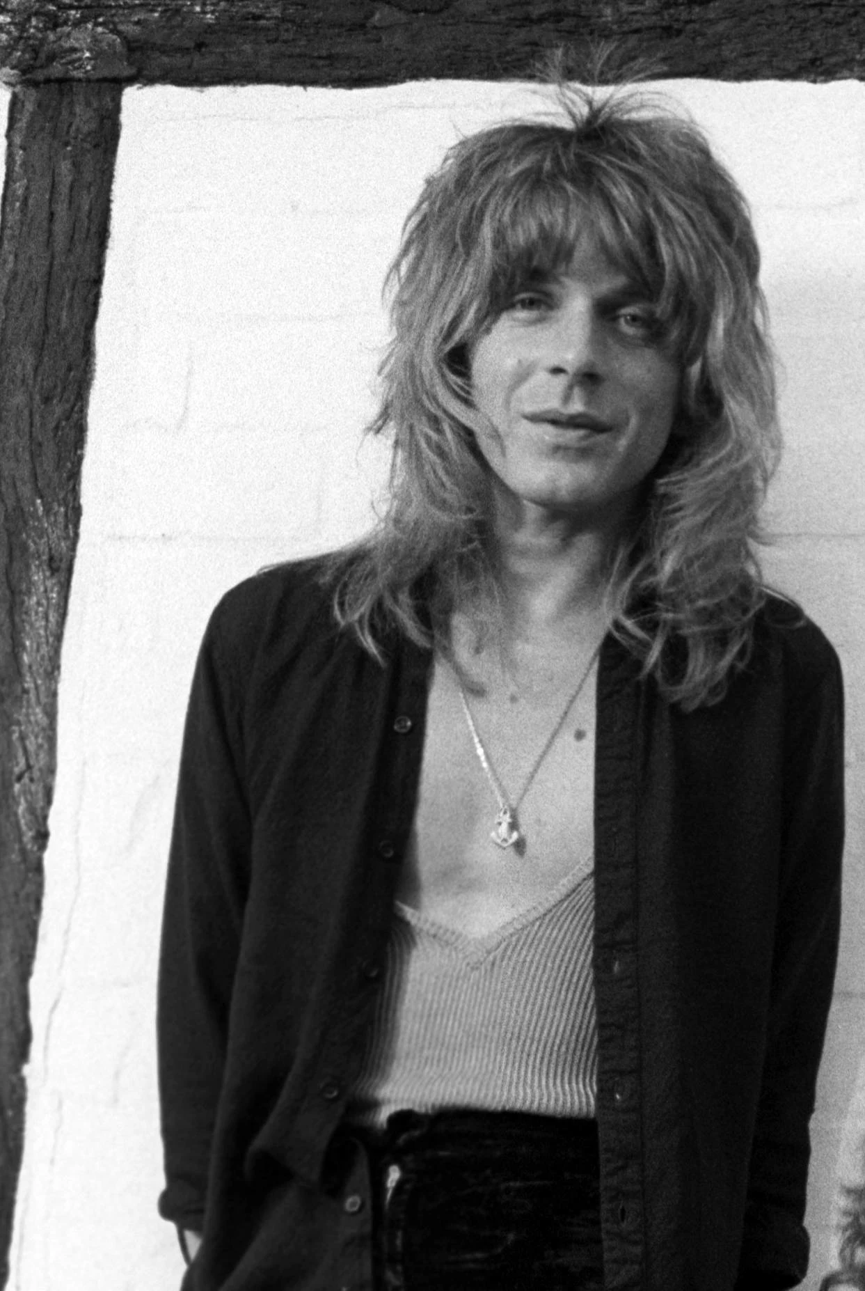 Rankiem 19 marca 1982 roku Andrew Aycock, kierowca tourbusa zespołu Ozzy'ego Osbourne'a, zatrzymał autokar przy prywatnym lotnisku w Leesburg na Florydzie, na terenie którego przechowywał swoją awionetkę. Jako pierwsi w lot z kierowcą wybrali się tour-menedżer Ozzy'ego oraz klawiszowiec Don Airey. W następnej kolejności Andrew Aycock zabrał na pokład bojącego się latać samolotami Randy'ego Rhoadsa i stylistkę zespołu Rachel Youngblood. W trakcie manewru niskiego przelotu nad autokarem zespołu, który miał obudzić śpiących w samochodzie muzyków, prawe skrzydło pilotowanego przez Aycocka samolotu zahaczyło o autobus. Następnie awionetka uderzyła w znajdujący się obok budynek i wybuchła. W wypadku zginęli wszyscy pasażerowie samolotu. Sekcja zwłok Andrew Aycocka wykazała, że pilot był pod wpływem kokainy. W organizmie Randy'ego Rhoadsa nie znaleziono narkotyków. Ciała zmarłych były tak zwęglone, że gitarzystę zidentyfikowano po noszonych przez niego ozdobach z metalu.