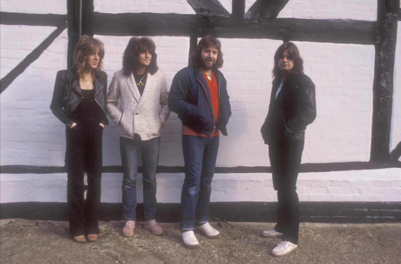 "Diary of a Madman", drugi album nagrany z Randym w składzie, również radził sobie dobrze. 25-letni wówczas gitarzysta, choć wydawało się to w tym momencie kariery irracjonalne, zastanawiał się nad zerwaniem z muzyką rockową i poświęceniu się swojej pasji - muzyce klasycznej. W trakcie tras koncertowych Randy Rhoads dbał o to, by w każdym odwiedzanym mieście odbyć lekcje gry na gitarze klasycznej. Na zdjęciu Randy (pierwszy od lewej) z resztą zespołu: Bobem Daisley, Lee Kerslake'iem (drums) i Ozzym Osbournem.