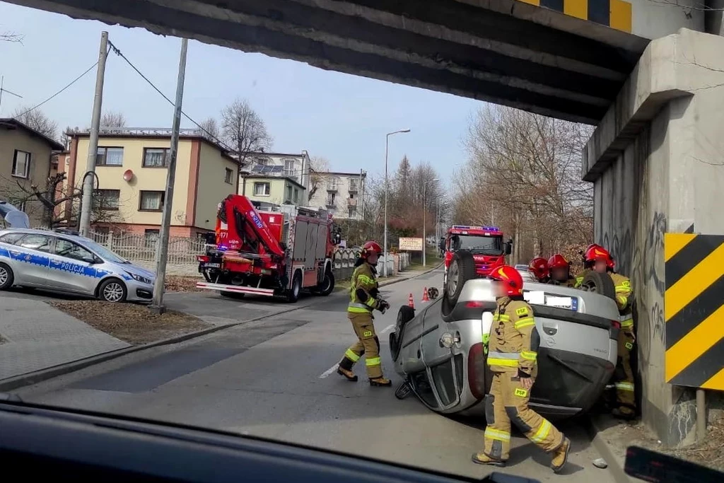 Na widok patrolu kierowca tak gwałtownie nacisnął  hamulec, że stracił panowanie nad autem