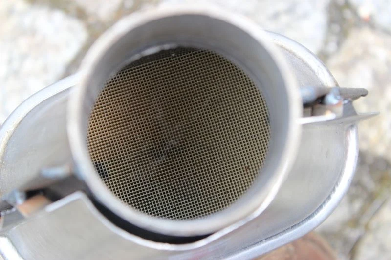 We wnętrzu katalizatora znajdziemy wkład (z reguły ceramiczny) o strukturze plastra miodu