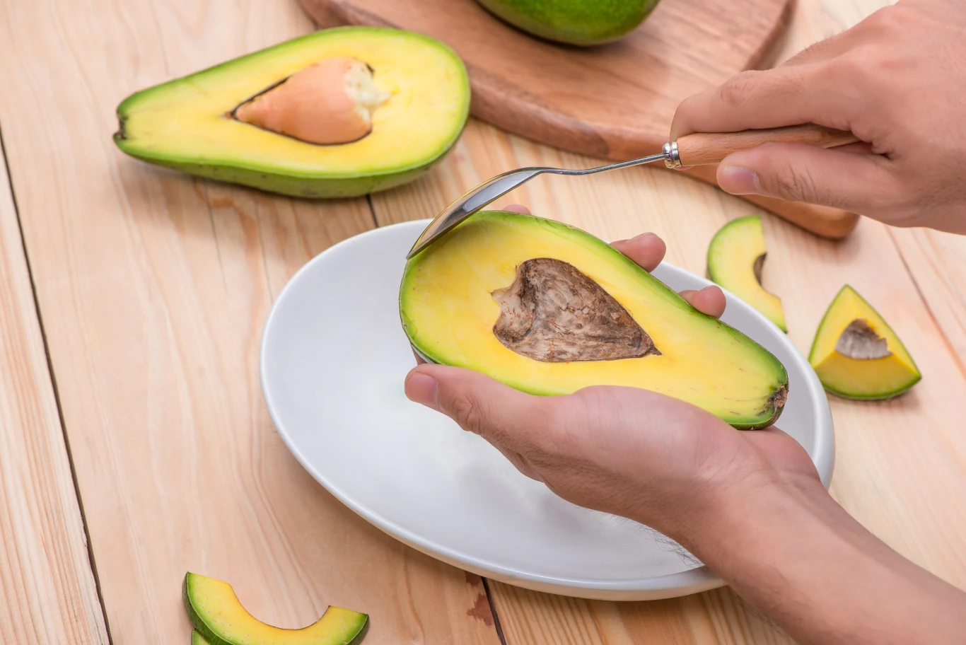 Maseczka z awokado i miodu zadziała na policzki ujędrniająco i nawilżająco